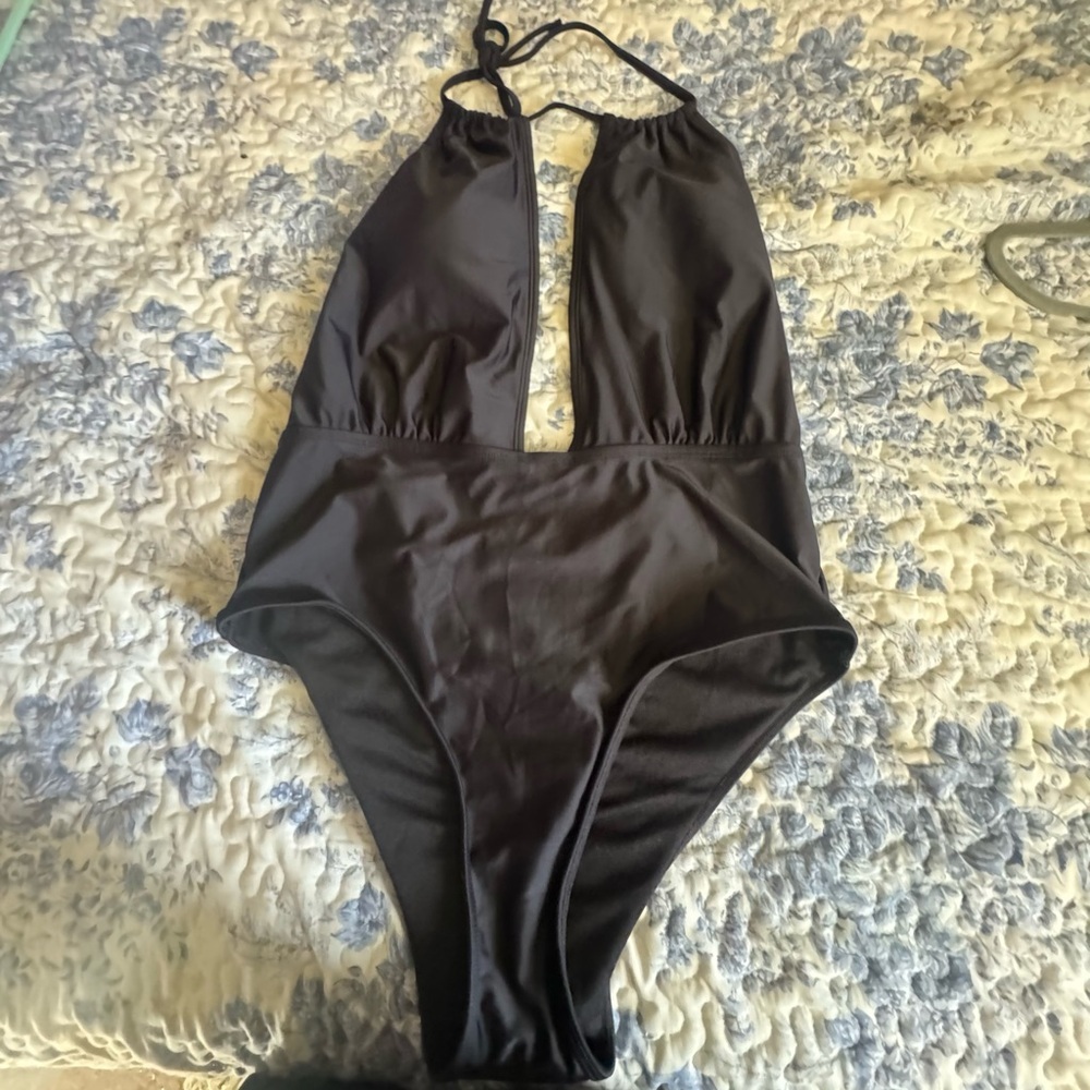 Elegant Black Halter One-Piece Swimsuit - Picture 2 of 4